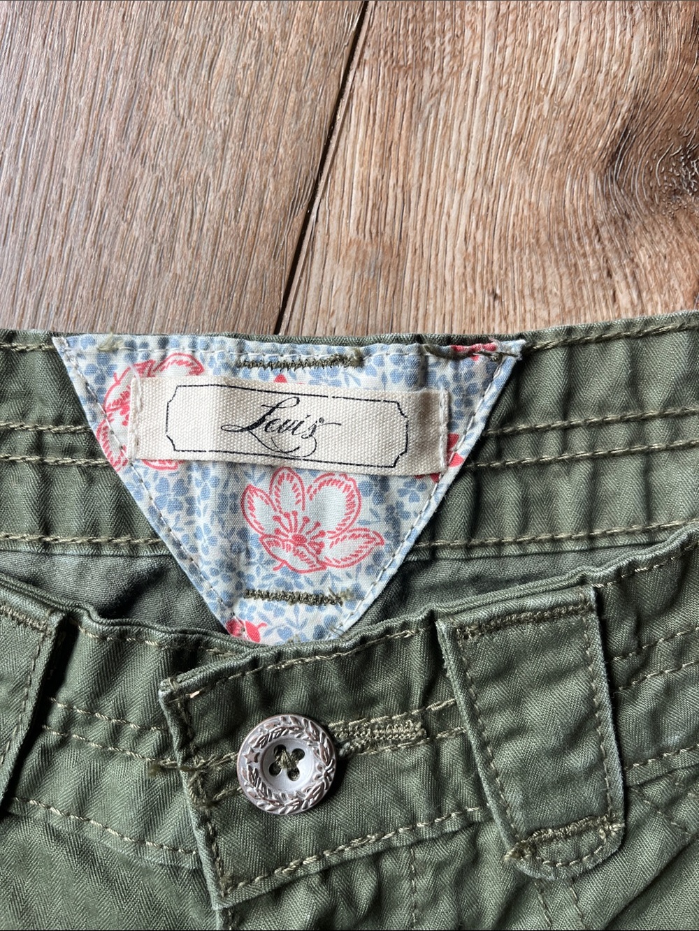 Levi's Olive Green Utility Cuffed Women's Shorts - Picture 2 of 3